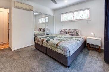 Heliconia 10 Newly Renovated Centrally Located House Hamilton Island