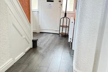 Air Host & Stay   Strawberry Fields House   3br