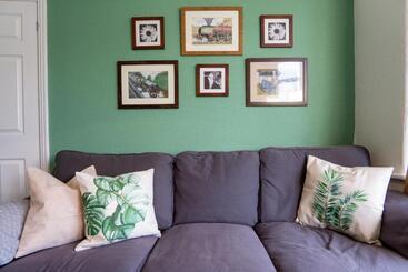 Air Host & Stay   Strawberry Fields House   3br