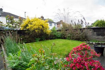 Air Host & Stay   Strawberry Fields House   3br