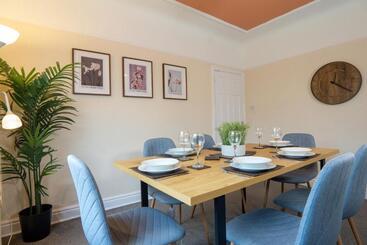 Air Host & Stay   Strawberry Fields House   3br