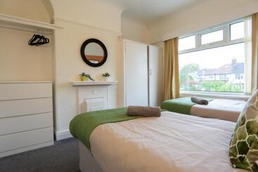 Air Host & Stay   Strawberry Fields House   3br