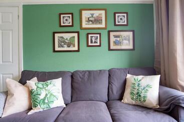 Air Host & Stay   Strawberry Fields House   3br