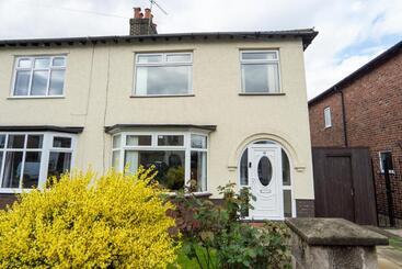 Air Host & Stay   Strawberry Fields House   3br