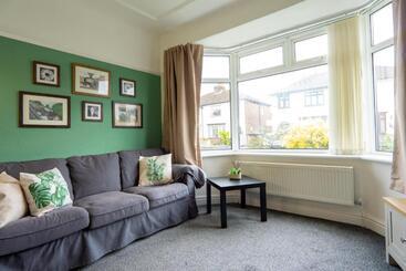 Air Host & Stay   Strawberry Fields House   3br