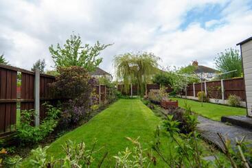 Air Host & Stay   Strawberry Fields House   3br