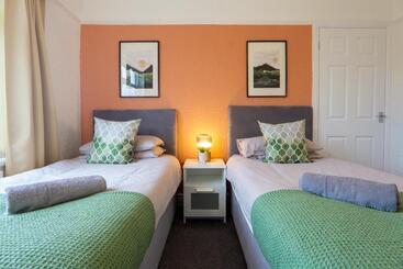Air Host & Stay   Strawberry Fields House   3br