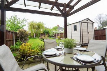 Air Host & Stay   Strawberry Fields House   3br