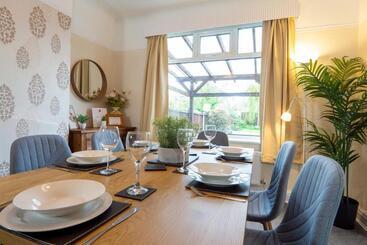 Air Host & Stay   Strawberry Fields House   3br