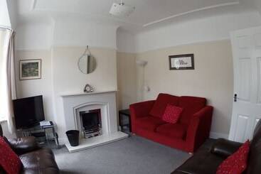 Air Host & Stay   Strawberry Fields House   3br