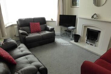 Air Host & Stay   Strawberry Fields House   3br