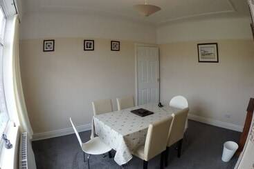 Air Host & Stay Strawberry Fields House 3br