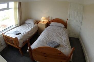 Air Host & Stay   Strawberry Fields House   3br