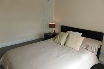 Air Host & Stay   Strawberry Fields House   3br