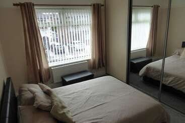 Air Host & Stay   Strawberry Fields House   3br