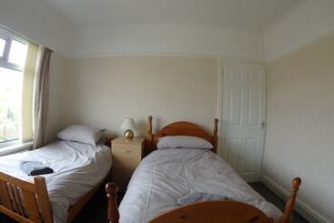Air Host & Stay   Strawberry Fields House   3br
