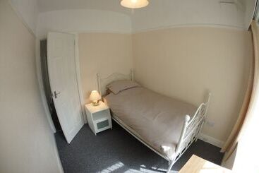 Air Host & Stay   Strawberry Fields House   3br
