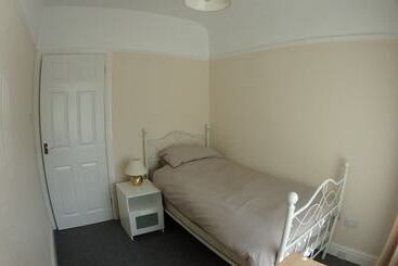 Air Host & Stay   Strawberry Fields House   3br