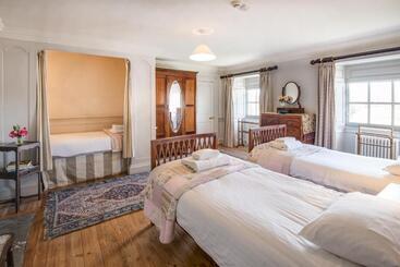 Merchant S House Large Two Floor Apartment!! Sleeps Up To 11 People, First Floor Available Separat