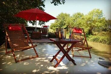 هتل Barge Beatrice Cruises On The Canal Du Midi