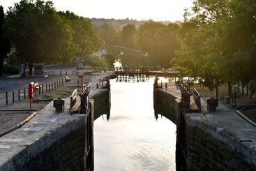 هتل Barge Beatrice Cruises On The Canal Du Midi