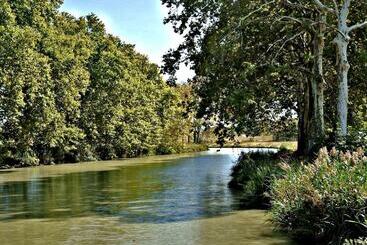 هتل Barge Beatrice Cruises On The Canal Du Midi