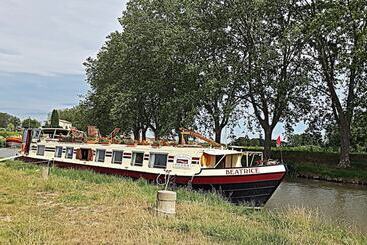 هتل Barge Beatrice Cruises On The Canal Du Midi