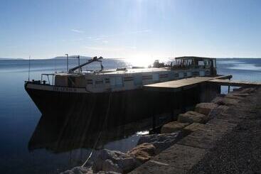هتل Barge Beatrice Cruises On The Canal Du Midi
