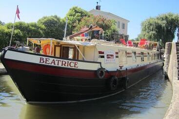 هتل Barge Beatrice Cruises On The Canal Du Midi
