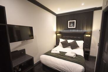 هتل The Pack And Carriage London