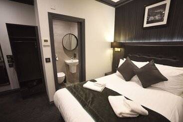 هتل The Pack And Carriage London
