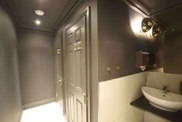 هتل The Pack And Carriage London
