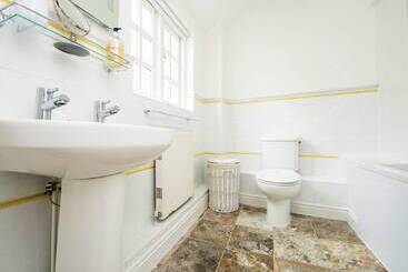 The Apartment Sherborne