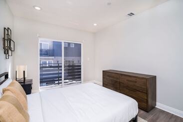 Brand New Luxury 3bdr Townhome In Silver Lake