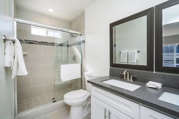 Brand New Luxury 3bdr Townhome In Silver Lake