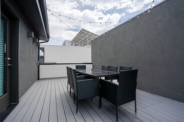 Mid Mod Manor A Sophisticated Townhouse Golden Triangle