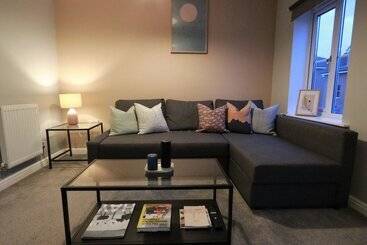 Spacious Townhouse   Netflix & Parking