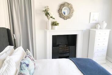 The Apartment, Bath