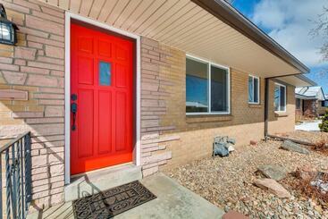 Сельский дом The Meadowlark Manor Spacious Backyard & Hot Tub