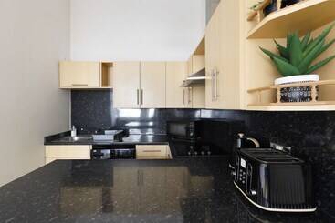 Gorgeous 2 Bedroom Apt By The Beach And Town