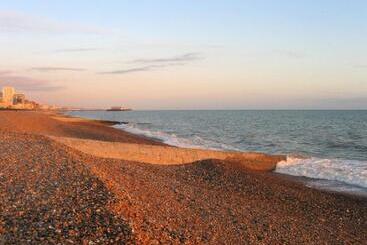 Gorgeous 2 Bedroom Apt By The Beach And Town