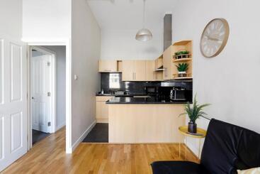 Gorgeous 2 Bedroom Apt By The Beach And Town