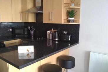 Gorgeous 2 Bedroom Apt By The Beach And Town