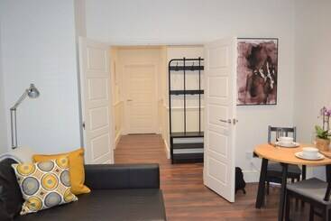 Onpoint Apartments   Deluxe Apartment City Centre Ideal Location!