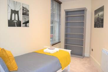 Onpoint Apartments Deluxe Apartment City Centre Ideal Location!