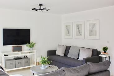 Tincroft Cottage   High End, Luxury Living Near The Beach