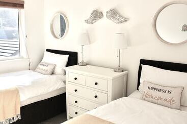 Tincroft Cottage   High End, Luxury Living Near The Beach