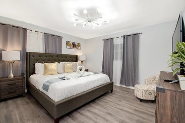 Comfortable Luxurious Home With Hot Tub, Near The Beach