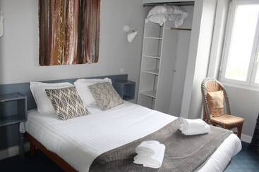 هتل Hôtel Des Pins