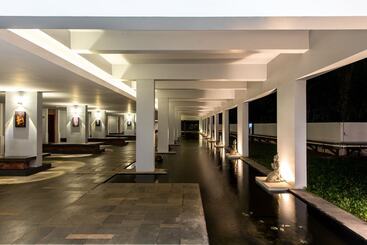 هتل Pacific Premier Resort & Spa
